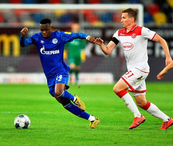 Pakai Jersey Dortmund, Pemain Schalke Rabbi Matondo Dikecam