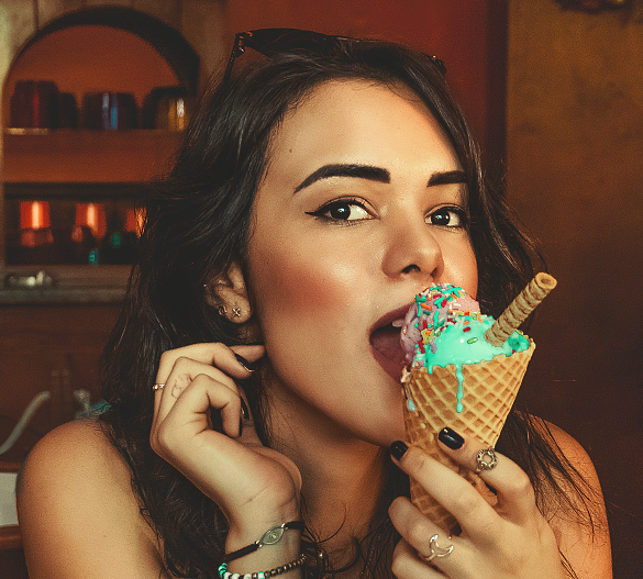 Para ahli berspekulasi bahwa perubahan hormon yang menyebabkan beberapa keinginan saat hamil, salah satunya ngidam es krim. (Foto: Ilustrasi. Dok. Pexels.com)