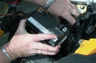 Benarkah Menyalakan Lampu Terus Menerus Bikin Aki Tekor?