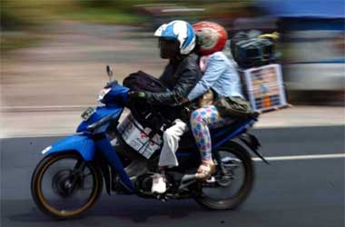 3 Cara Aman saat Berboncengan Sepeda Motor