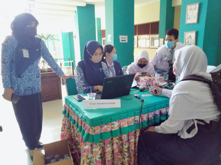 2 Anak Titipan Tak Masuk SMAN 3, Lurah di Tangsel Tendang Meja Kepsek