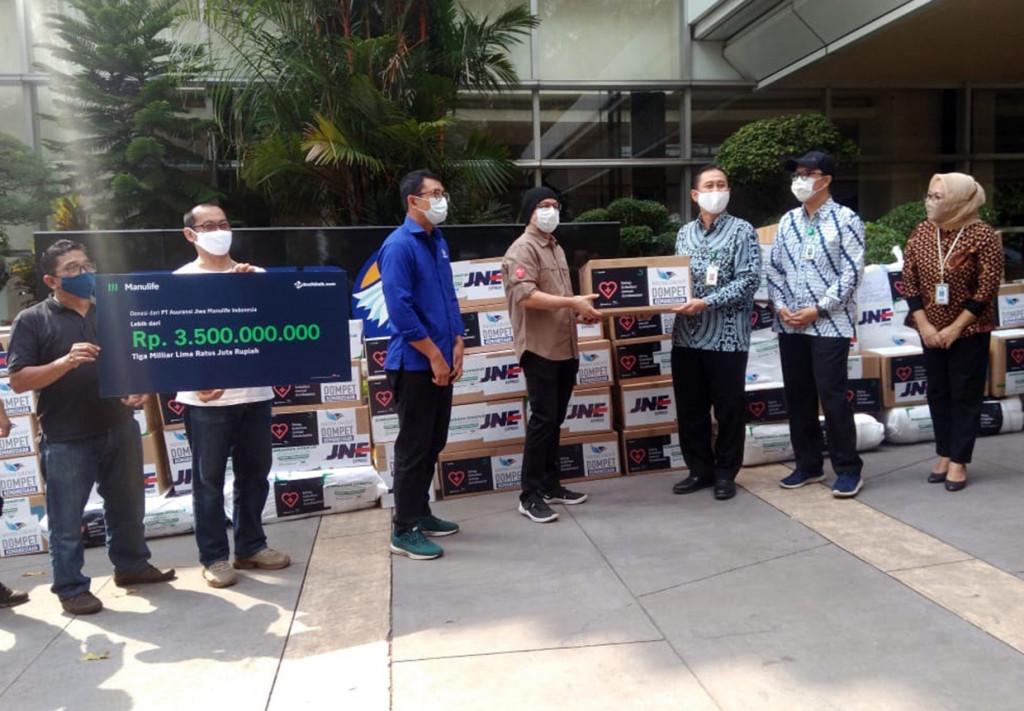 CEO Benihbaik.com Andy F Noya (tengah) didampingi Ketua Dompet Kemanusiaan Media Group Ali Sadikin (ketiga kiri) secara simbolis menyerahkan donasi APD kepada Direktur Umum dan Operasional RS Kanker Dharmais Dr R Soeko Werdi Nindito Daroekoesoemo di Lobby