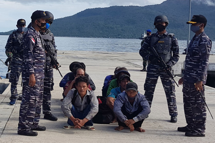 KRI Yos Sudarso Tangkap 2 Kapal Ikan Vietnam