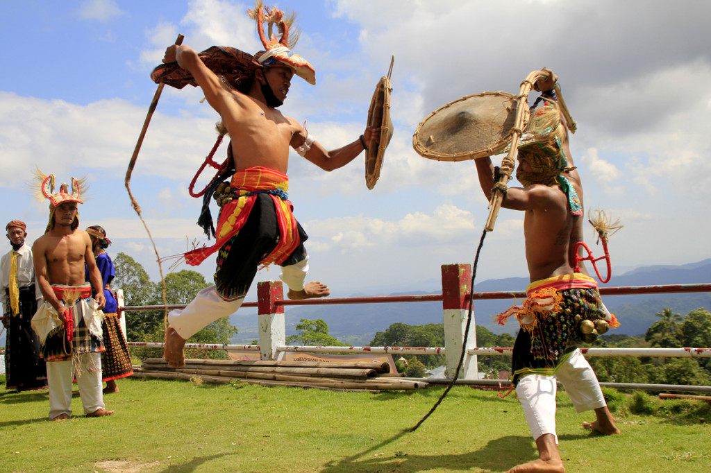 Atraksi Tarian Caci Khas Masyarakat Manggarai