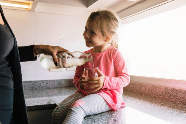 Cara Mengajarkan Anak Minum dari Gelas