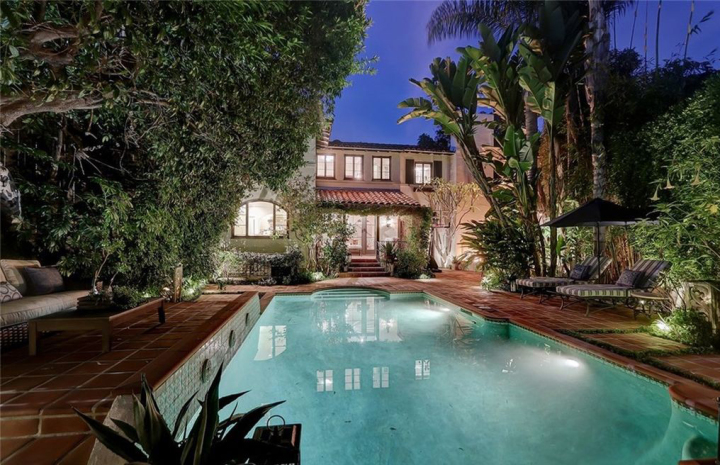 Produser Game of Thrones Bernie Caulfield membeli rumah bergaya Revival Spanyol. Foto: Realtor.com