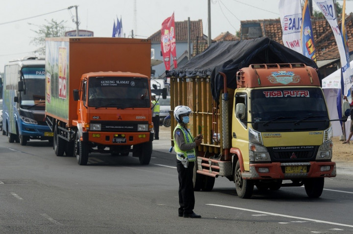 3 Kebiasaan Buruk Pengendara Truk Bikin Ban Cepat Aus