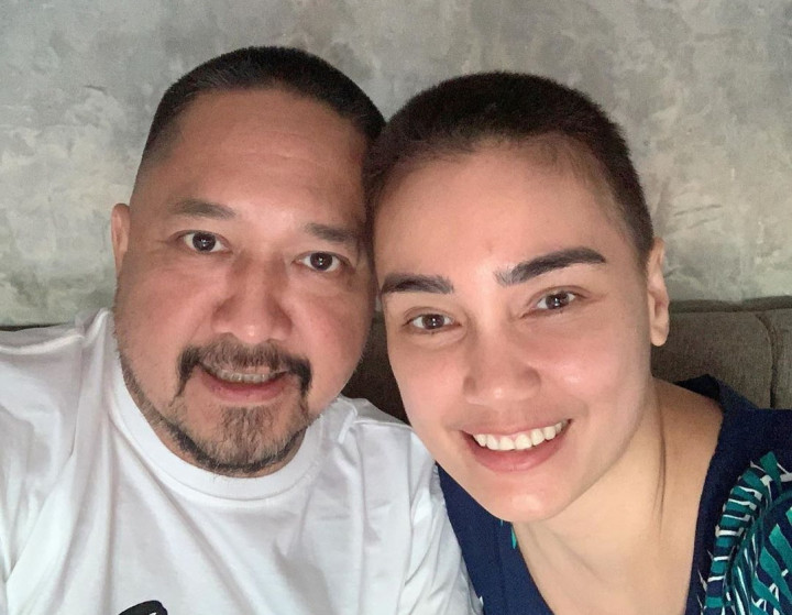 Jalani Kemoterapi, Feby Febiola Potong Rambut Plontos