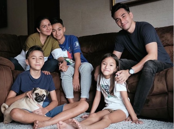 5 Cara Membangun Komunikasi Terbuka dengan Anak ala Darius Sinathrya