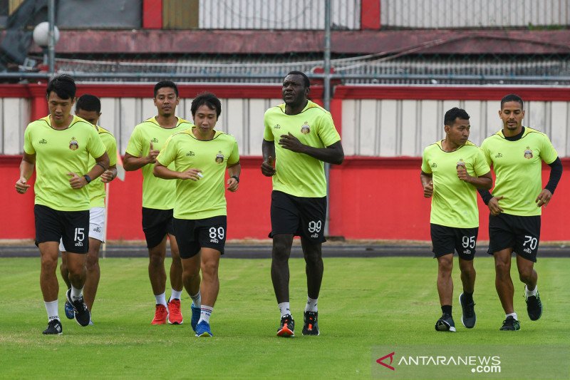 Sesi latihan para pemain Bhayangkara FC di Stadion PTIK. (ANTARA FOTO/M Risyal Hidayat/pras)