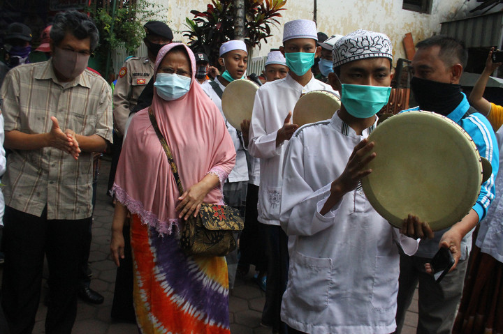 Dua Pasien Sembuh Covid-19 di Malang Disambut Hadrah