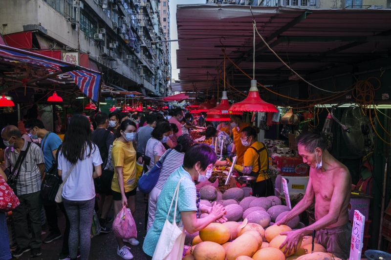 Warga di Hong Kong diwajibkan memakai masker di area publik. Foto: AFP