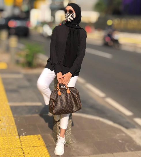 Advisor Gaya.id ini juga menyarankan agar pada saat bepergian ke mall gunakanlah sepatu yang lebih nyaman. (Foto: Dok. Instagram/@okkyasokawati)