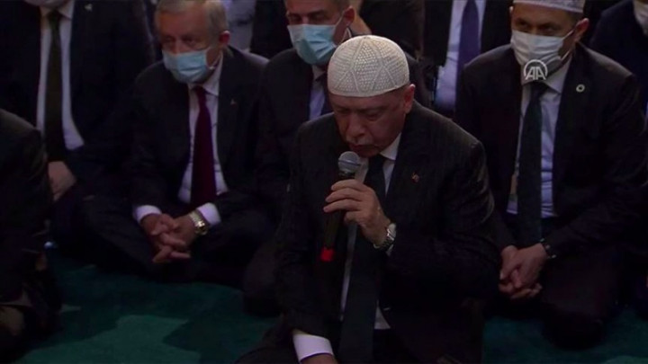Erdogan Baca Alquran saat Salat Perdana di Hagia Sophia