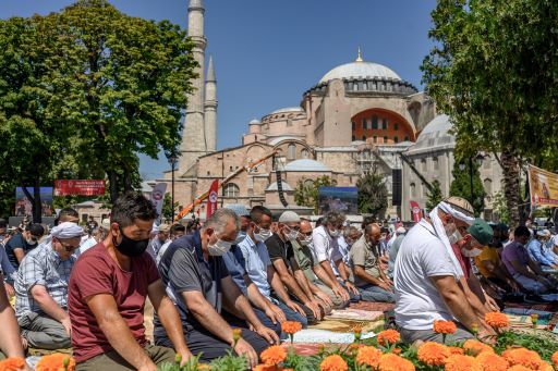 Masyarakat Turki Bahagia Bisa Salat di Hagia Sophia