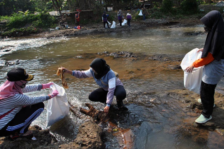 Mulung Sampah Ciliwung di Hari Sungai Nasional