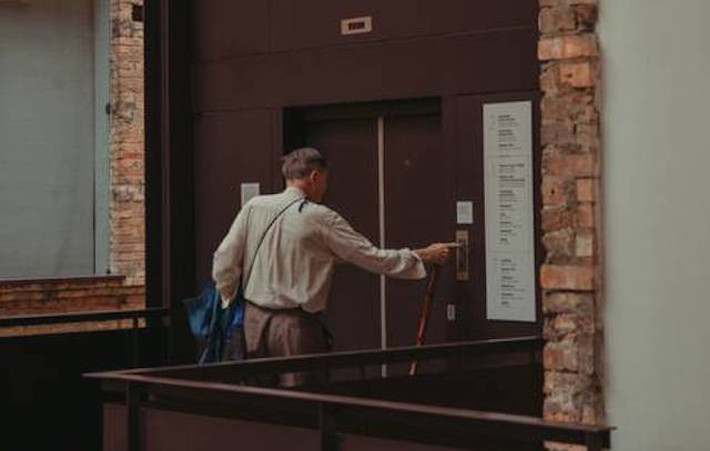 Tips Agar Tetap Aman Menggunakan Lift di Tengah Pandemi