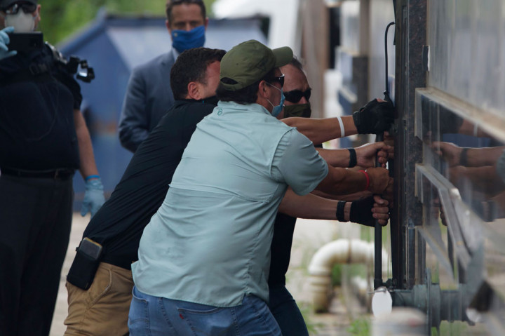 Sekelompok Orang Buka Paksa Pintu Konsulat Tiongkok di Houston