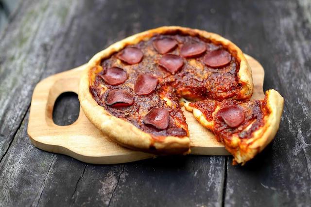 Pizza Unik dengan Tema Reversed-Pizza di Bambinos Pizza