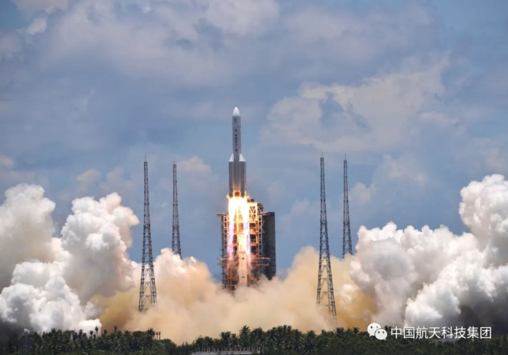 Roket Long March 5 yang membawa misi Tianwen-1 Tiongkok ke Mars meluncur tanggal 23 Juli 2020.