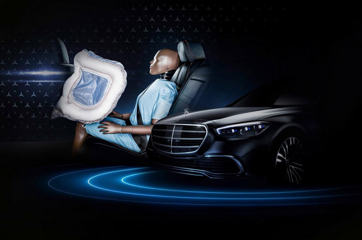 Airbag Penumpang Belakang Mercedes-Benz, Perdana di Dunia