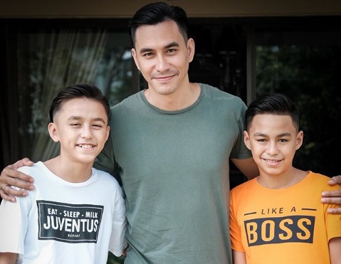 3 Cara Darius Sinathrya Membimbing Anak Menggunakan Gadget