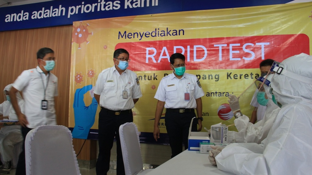 KAI dan anak usaha RNI, Rajawali Nusindo menyediakan tes cepat covid-19 di stasiun kereta. Foto: dok RNI.