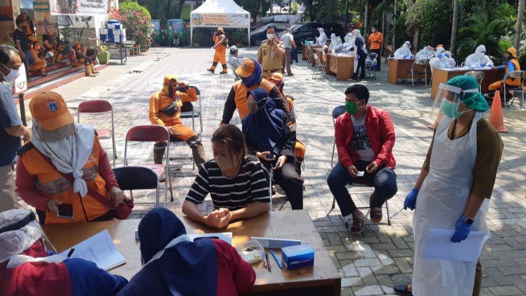 Pedagang Pasar Jongkok dan Penjual Kurban Tes Swab Massal - Medcom.id