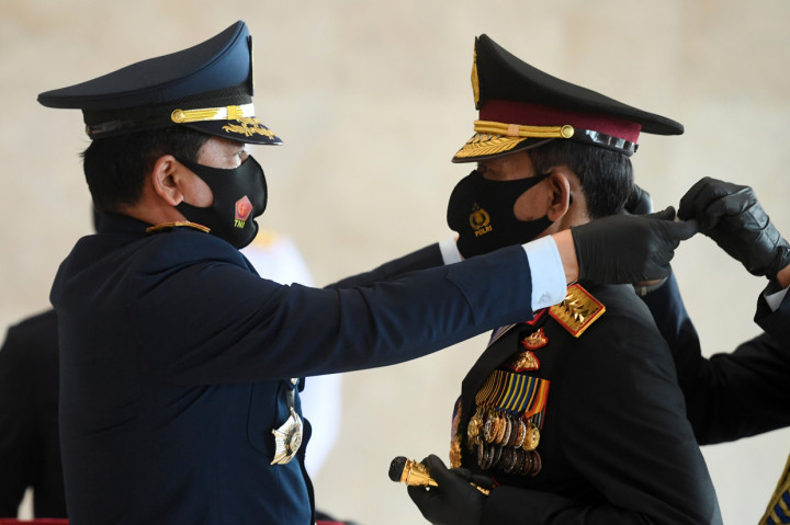 Panglima TNI Sematkan Tiga Tanda Kehormatan ke Kapolri