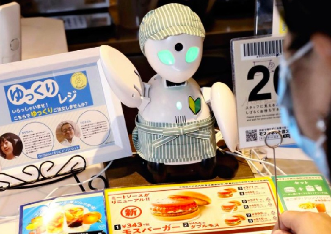 Robot OriHime menerima pesanan di mesin kasir di toko Mos Burger Osaki di Shinagawa Ward, Tokyo. (Foto: Dok. The Japan News/Asia News Network)