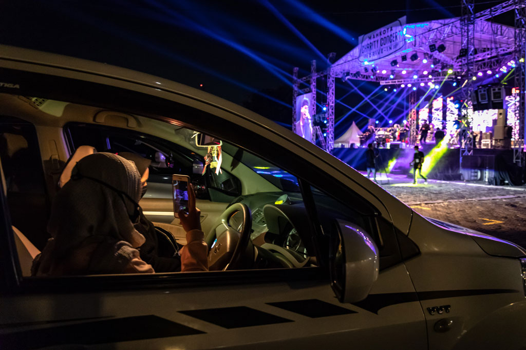 Menonton Konser Musik Drive-In di Semarang