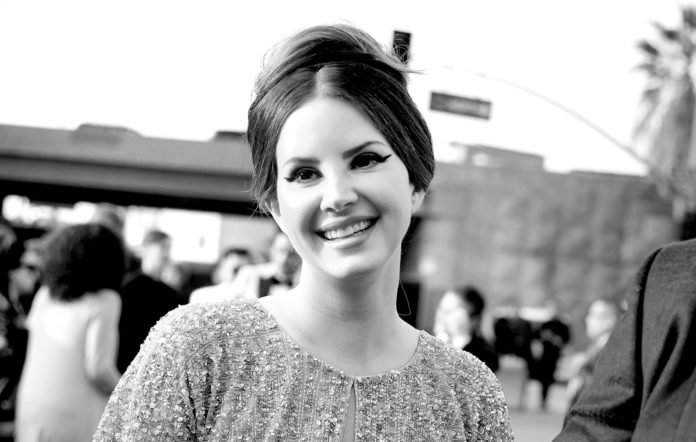 Lana Del Rey Rilis Buku Puisi Sebelum Luncurkan Album Baru