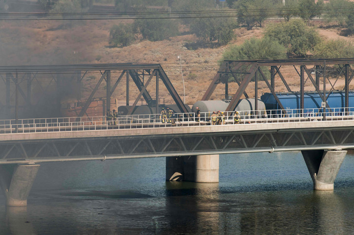 Sebuah Kereta Barang Tergelincir dan Terbakar di Arizona