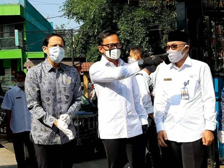 Nadiem Tinjau Sekolah Zona Oranye di Wilayah Bogor