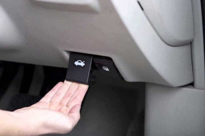 Tuas Pembuka Kap Mesin Macet? Begini Solusinya