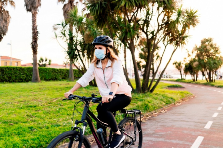 Pakai Masker saat Bersepeda? Ini Penjelasan Medisnya
