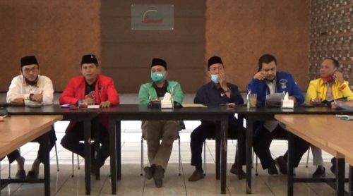 Pimpinan partai politik di Jember menyatakan sikap mendukung Hak Menyampaikan Pendapat (HMP) yang dilakukan DPRD dalam pemakzulan Bupati Faida. Dokumentasi/ Clicks.id