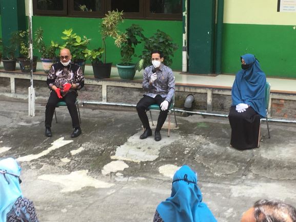 Nadiem saat berdialog dengan guru di salah satu sekolah di Bogor. Foto: Medcom.id/Ilham Pratama