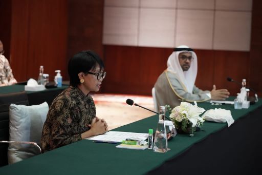 Menteri Luar Negeri Retno Marsudi bersama dengan Duta Besar Uni Emirat Arab untuk Indonesia. Foto: Dok. Kemenlu.