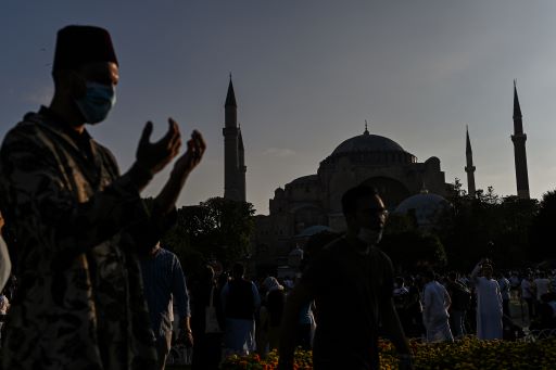 Warga Turki Penuhi Hagia Sophia Untuk Salat Iduladha