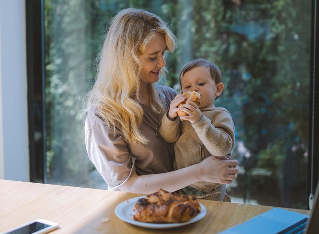 Untuk bayi yang telah berusia satu tahun, Anda bisa memberikan makanan keluarga. (Foto: Pexels.com)