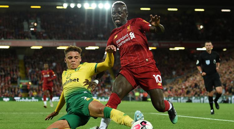 Bek Norwich City, Max Aarons (kiri), berusaha merebut bola dari penyerang Liverpool, Sadio Mane (AFP/Oli Scarff)
