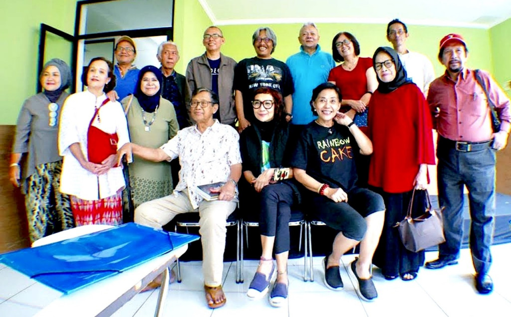 Foto Noorrca M. Massardi: Kang Ajip adalah seorang yang murah hati dan sangat konsisten. Baik dalam karya, semangat, dan ideologinya. Termasuk dalam gaya rambut dan raut wajahnya.