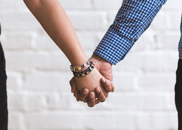 Perlukah Terbuka ke Pasangan tentang Pengalaman Seks?