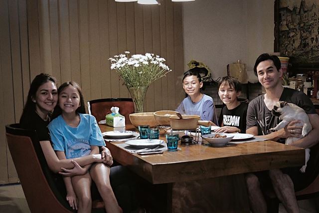 Cara Darius Sinathrya Berkomunikasi dengan Anak-anaknya