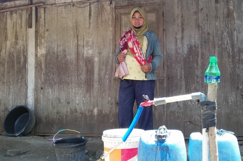 Ilustrasi--Seorang warga menunggu jeriken yang ia bawa terisi penuh air di tengah musim kemarau dan krisis air bersih dampak kekeringan di Grobogan, Jawa Tengah. (Foto: Medcom.id/Ahmad Mustaqim)
