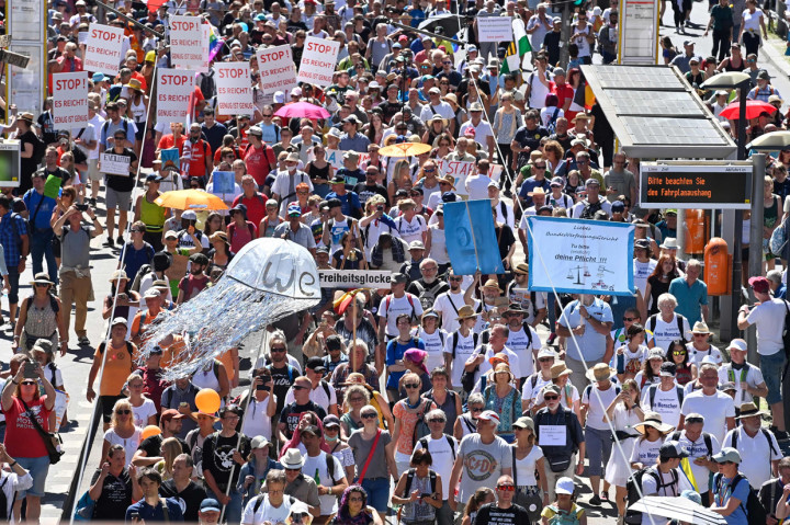 Ribuan Warga Jerman Unjuk Rasa Tolak Pakai Masker