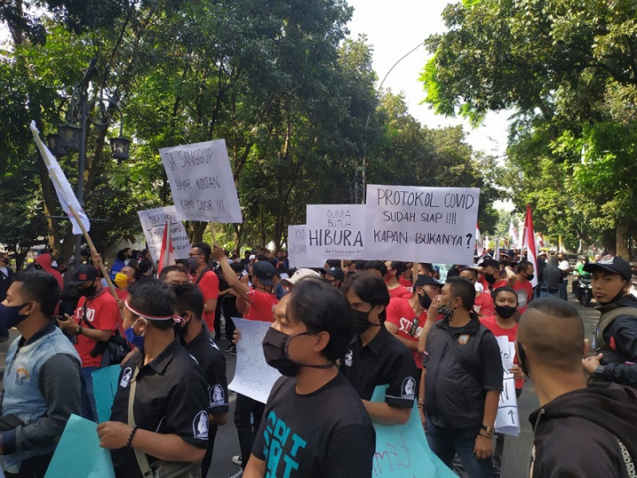 Pekerja Hiburan Malam Minta Risma Cabut Perwali