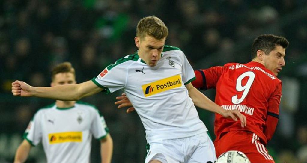 Bek Borussia Monchengladbach, Matthias Ginter (kiri), berduel dengan penyerang Bayern Muenchen, Robert Lewandowski (AFP/Sascha Schuermann)