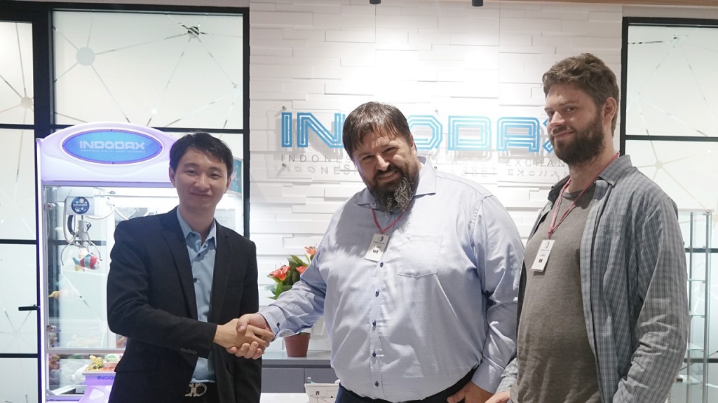 Kiri ke kanan: CEO Indodax Oscar Darmawan, CEO Blockchain Zoo Roberto Capodieci, CTO Blockchain Zoo Barton Johnston. Foto: dok Indodax.